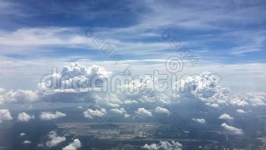 从飞机上俯瞰白云和地球